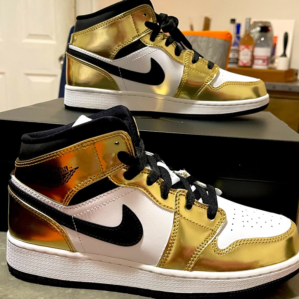Jordan 1 Mid- Metallic Gold